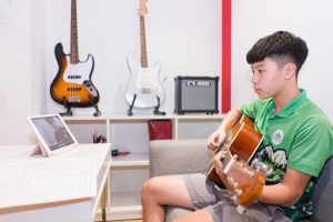 gia-su-day-dan-guitar-online-chuyen-nghiep-cho-hoc-sinh-giasutrithuc